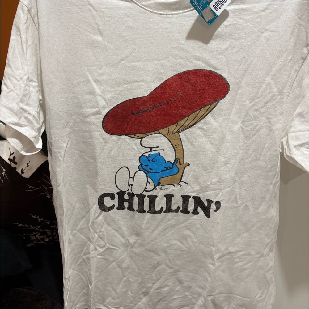 Smurfs White T-Shirt with chillin on it size xl brand new withtags